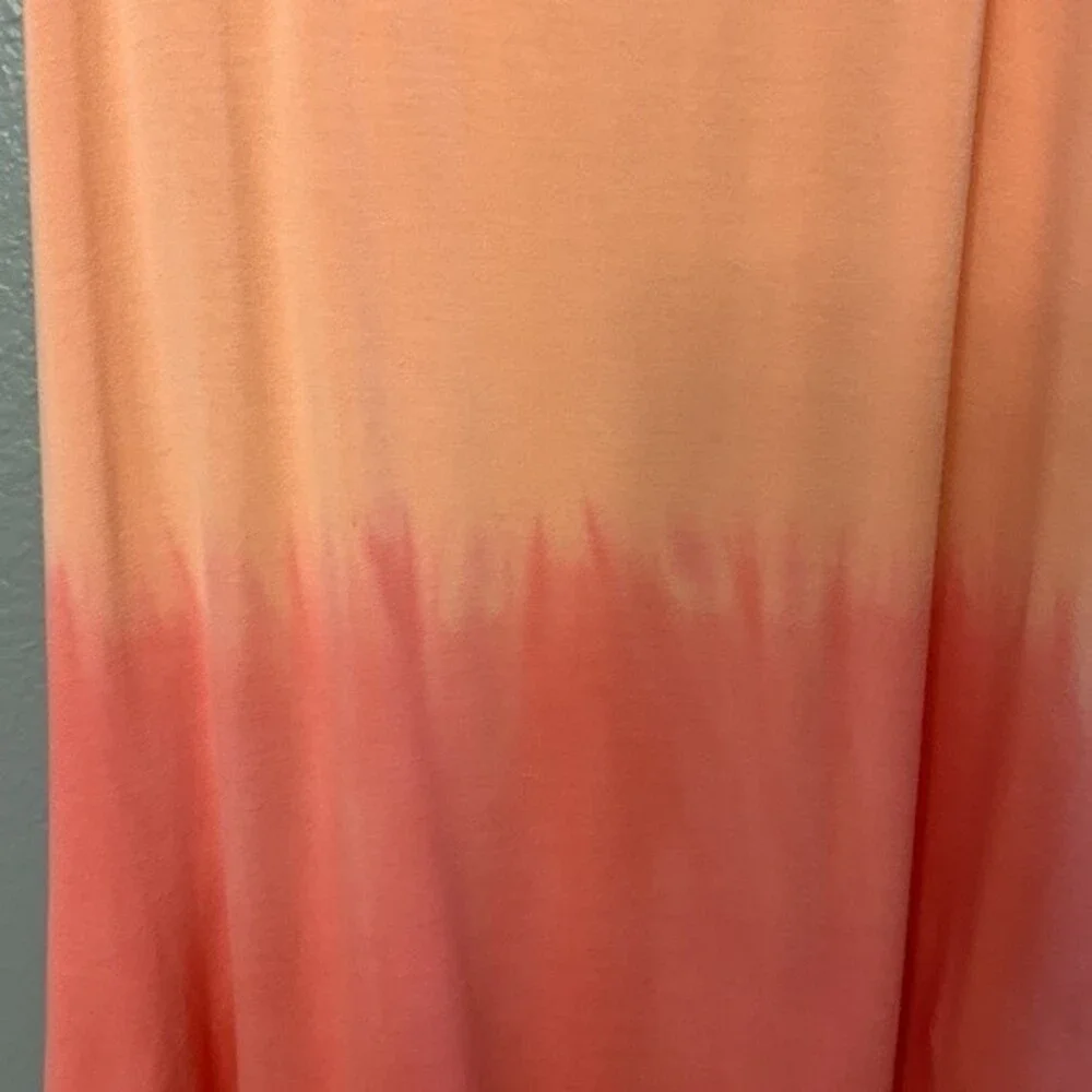 Old Navy Girl twist back keyhole tank top. Size XL. Color pink dip dye. NWT.